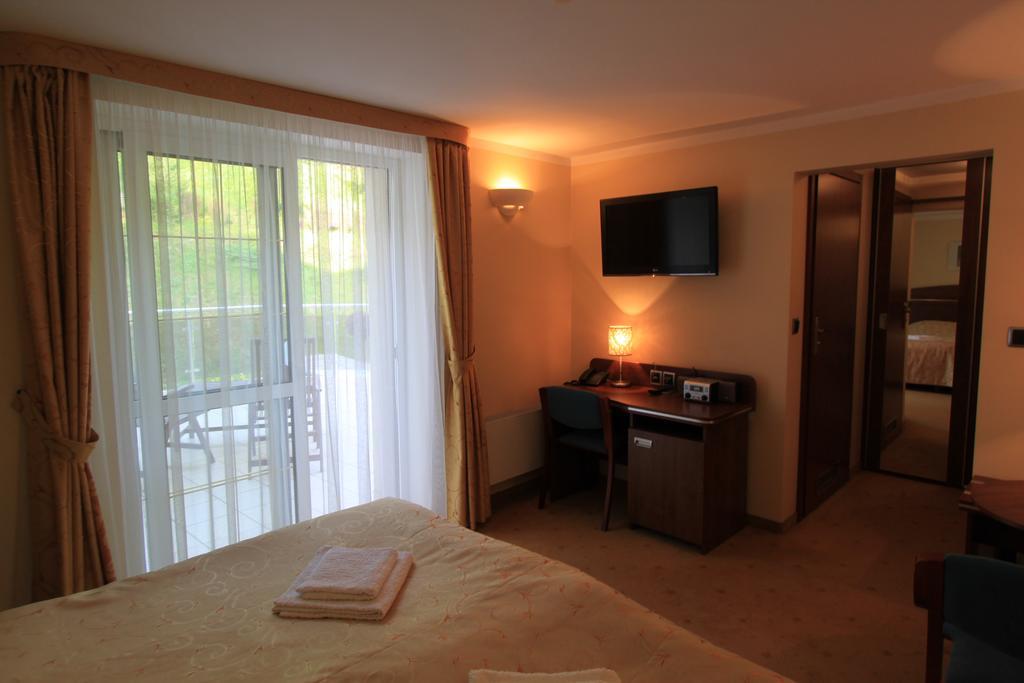 Willa Pod Skrzydlami Hotell Międzybrodzie Bialskie Exteriör bild